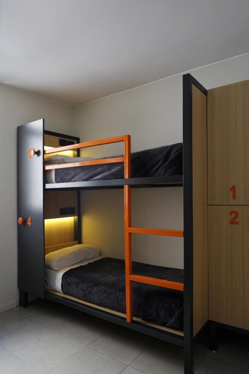 Cama en habitación compartida con 4 camas
